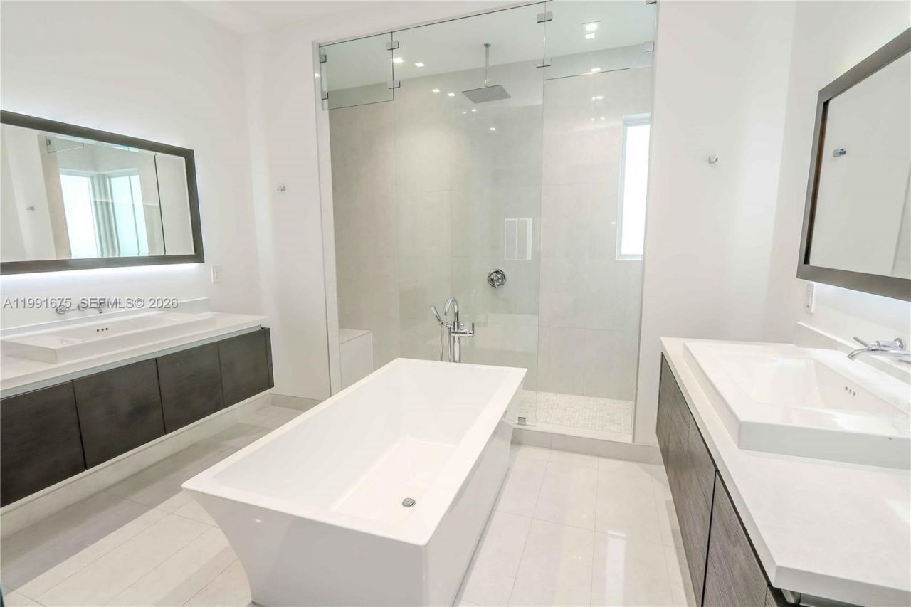 8250 NW 33rd Ter, Doral, FL 33122 Photo