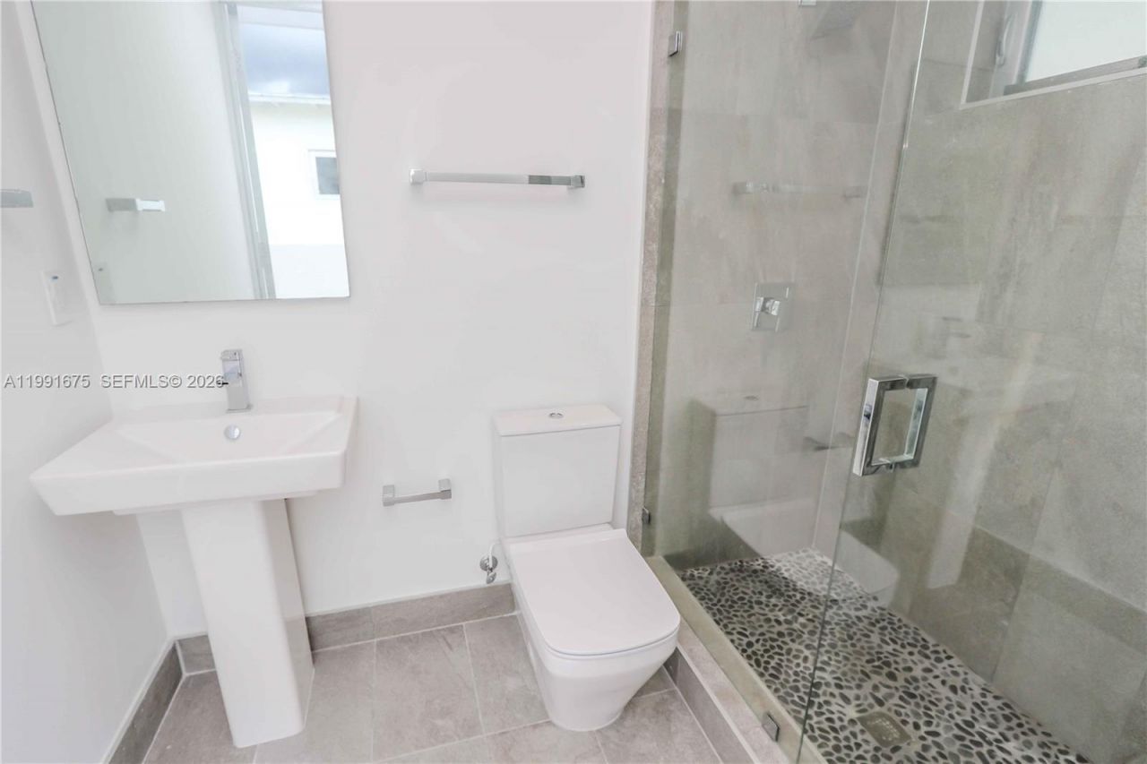 8250 NW 33rd Ter, Doral, FL 33122 Photo