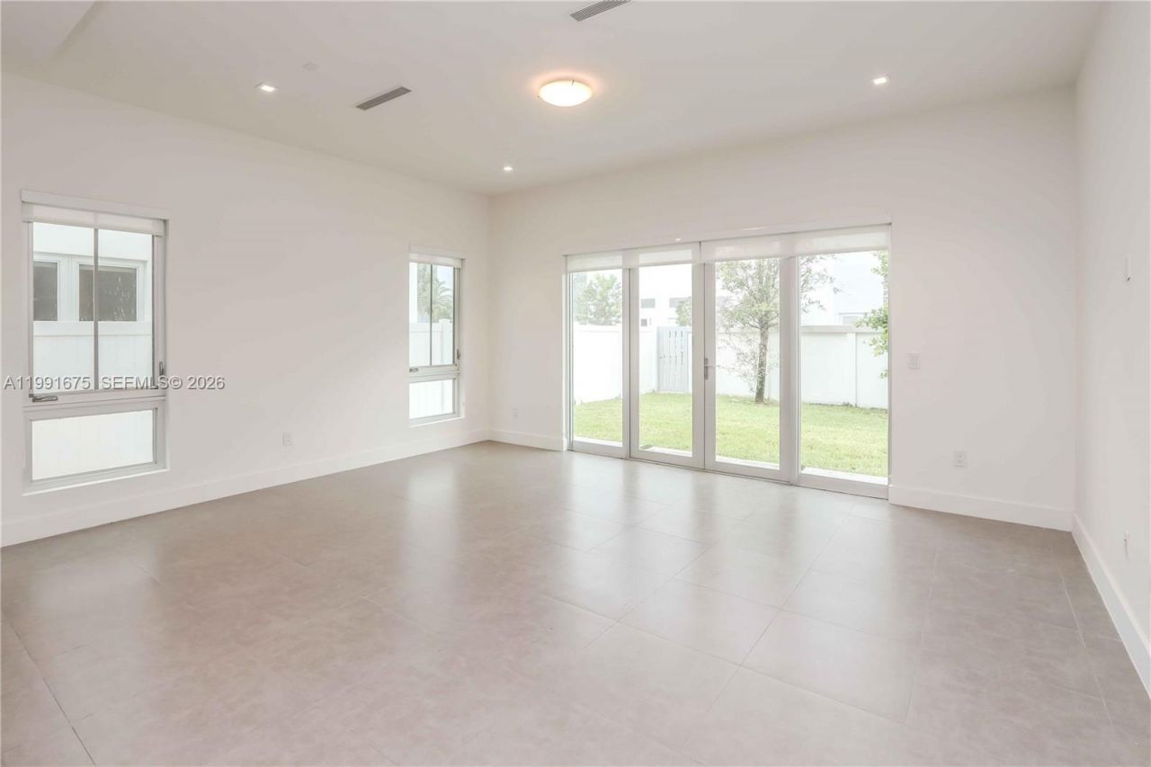 8250 NW 33rd Ter, Doral, FL 33122 Photo