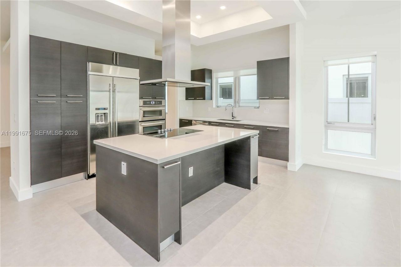 8250 NW 33rd Ter, Doral, FL 33122 Photo