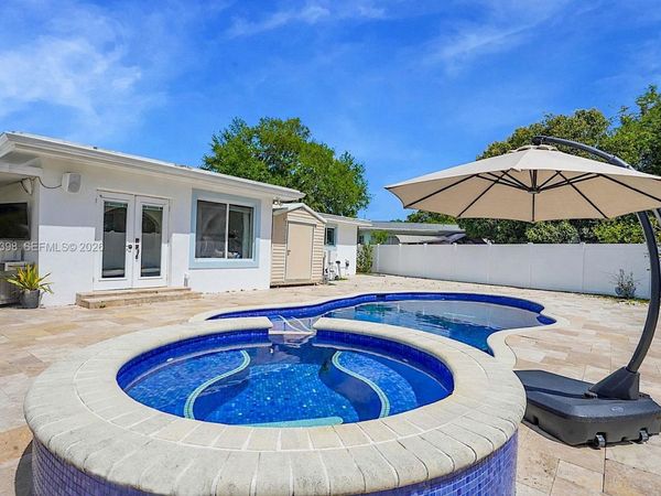 30 Bentley Dr , Miami Springs, FL 33166