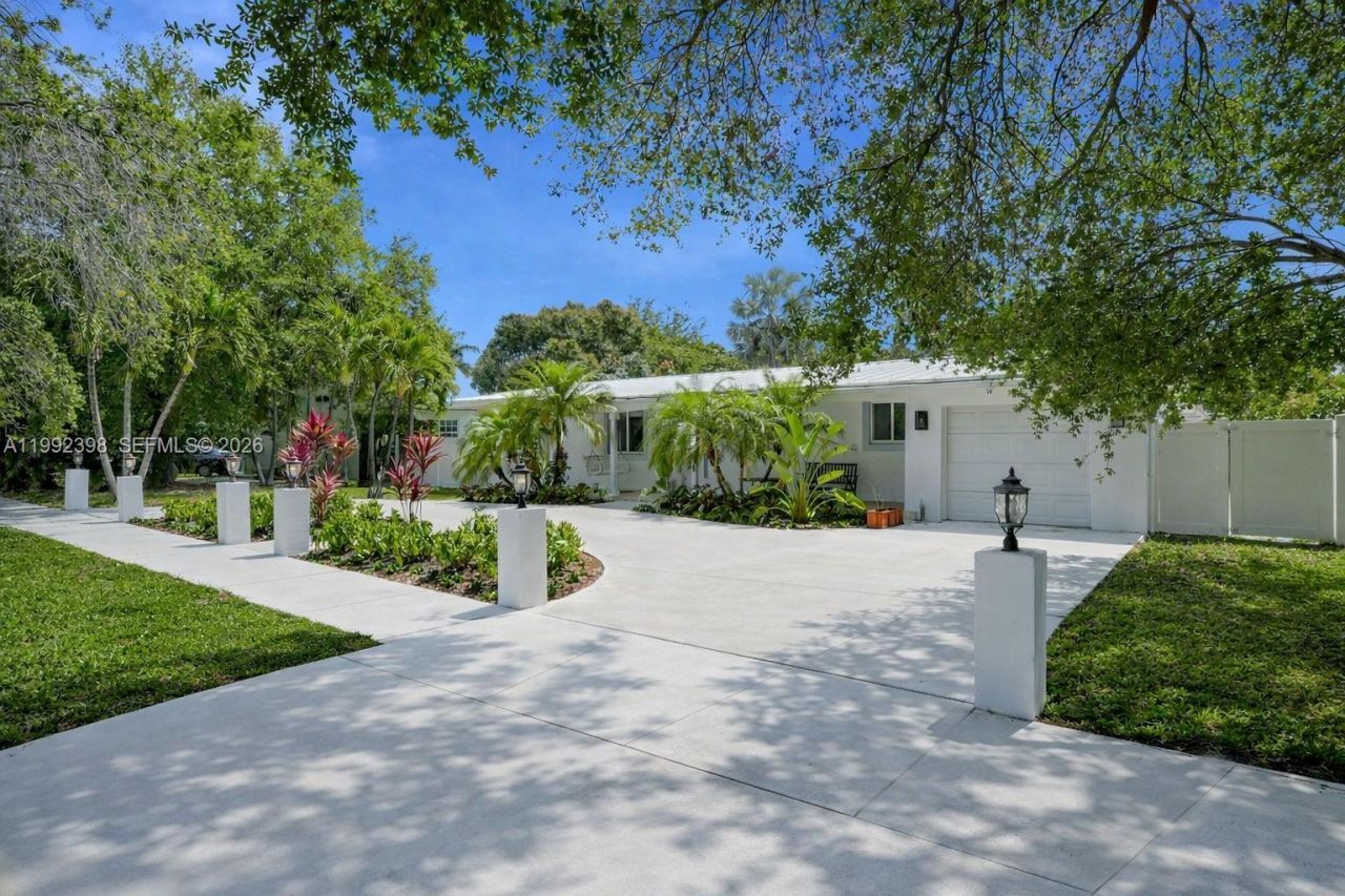 30 Bentley Dr , Miami Springs, FL 33166 Photo