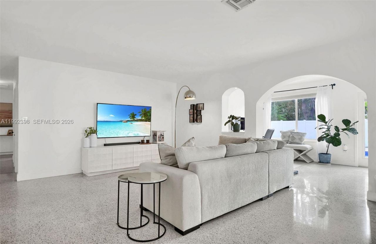 30 Bentley Dr , Miami Springs, FL 33166 Photo