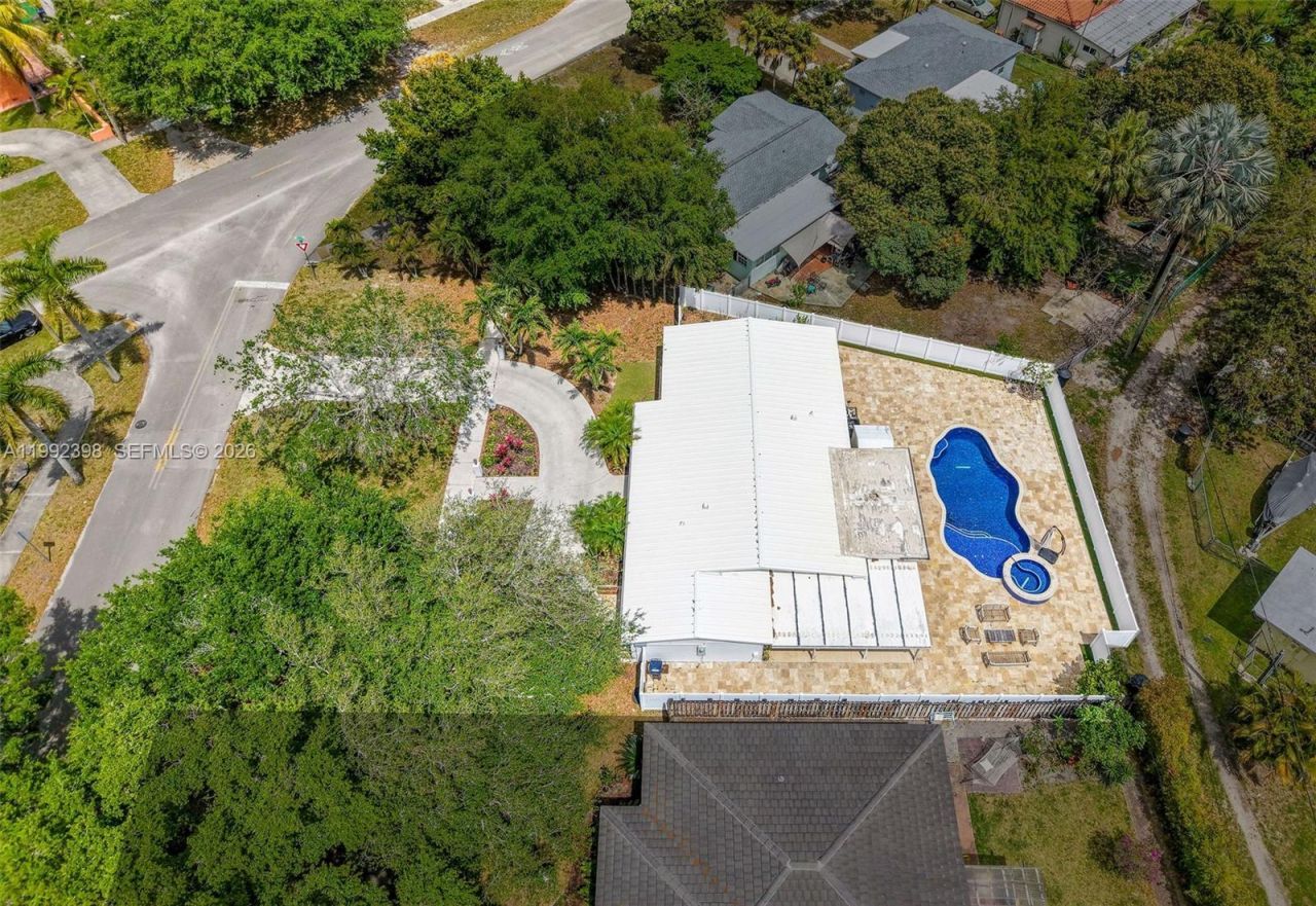 30 Bentley Dr , Miami Springs, FL 33166 Photo