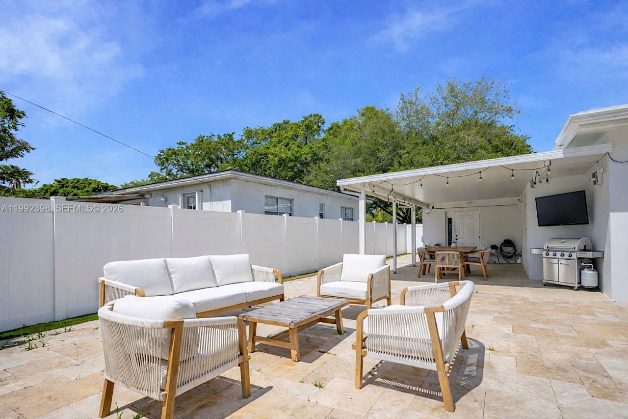 30 Bentley Dr , Miami Springs, FL 33166 Photo