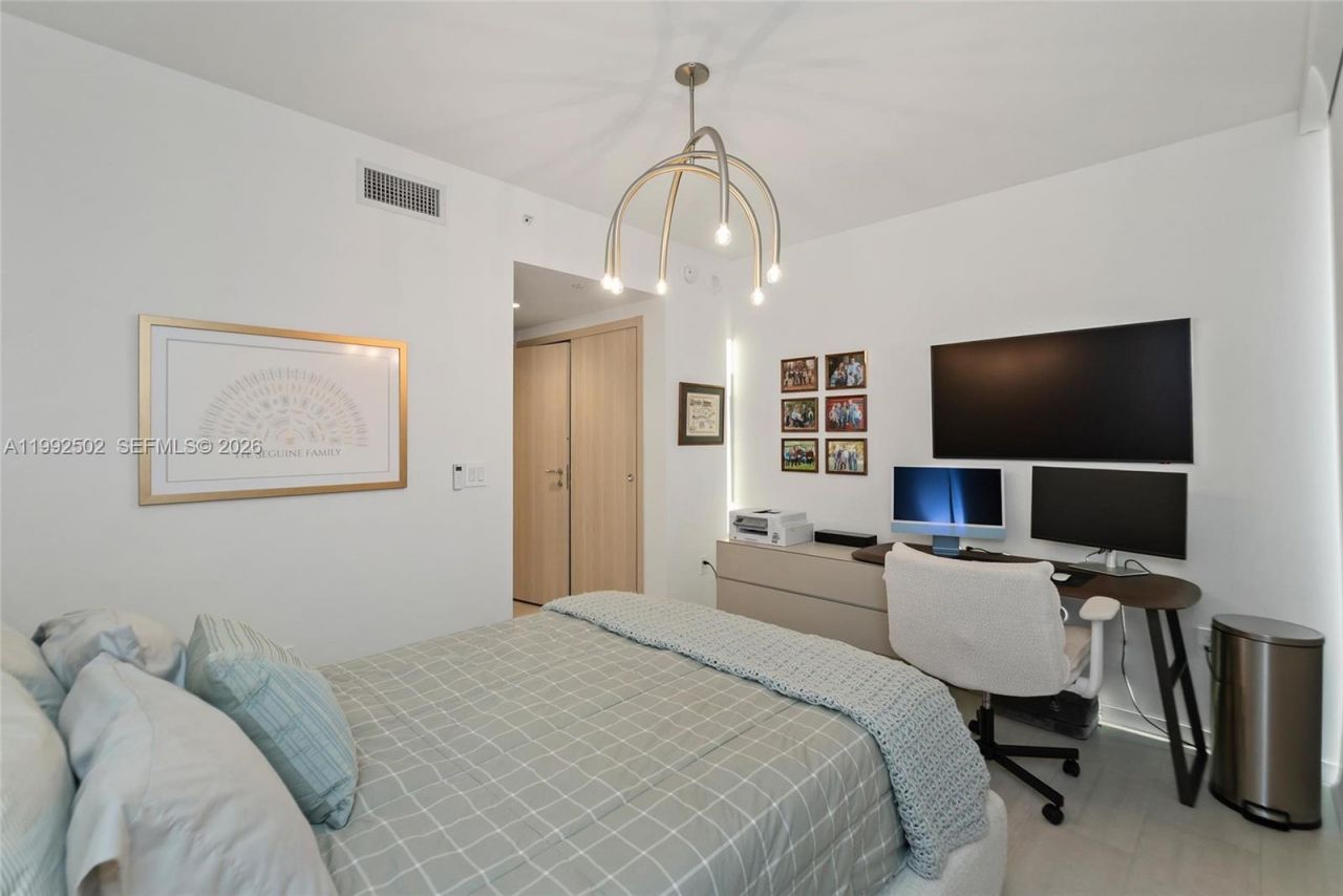 1000 Brickell Plz , Unit 3702, Miami, FL 33131 Photo