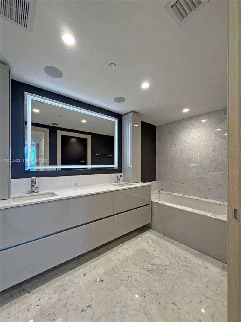 1000 Brickell Plz , Unit 3702, Miami, FL 33131 Photo