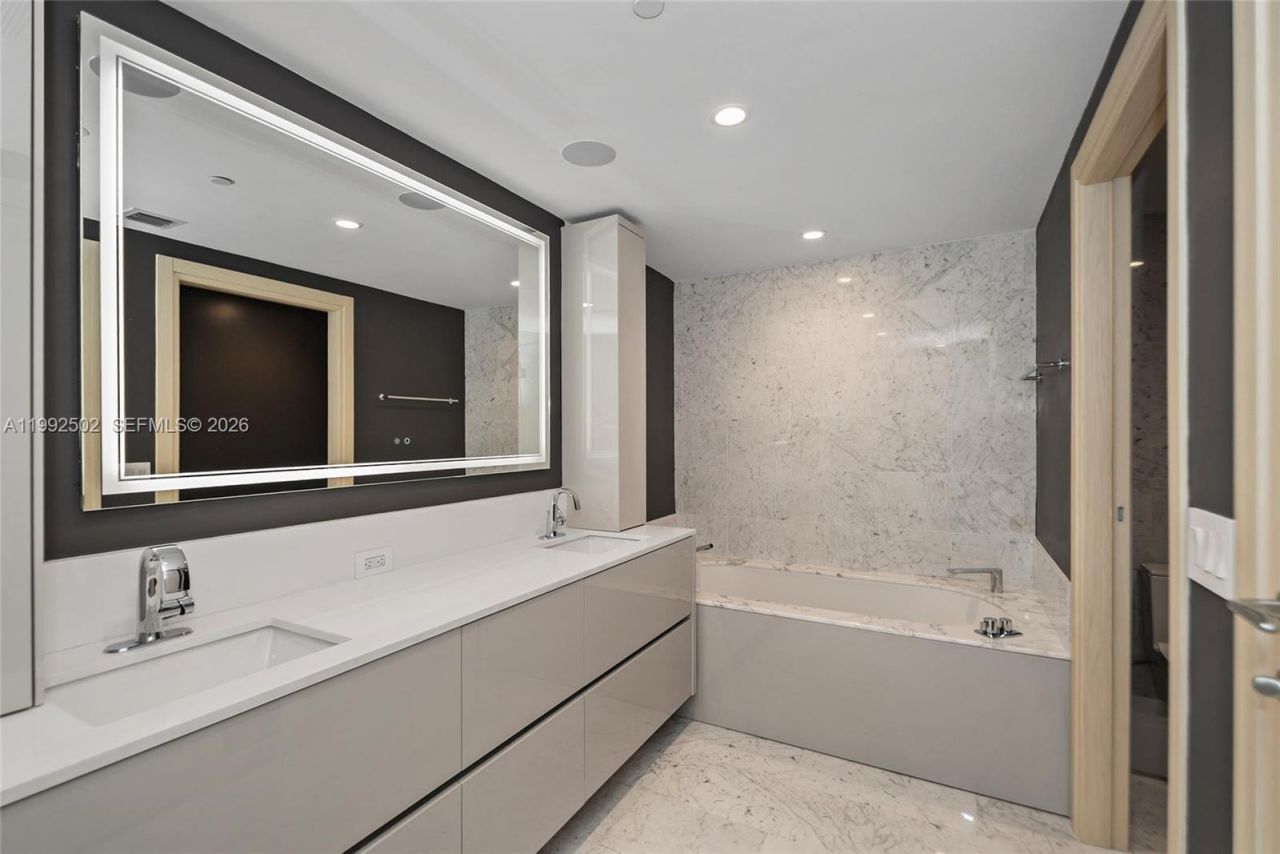 1000 Brickell Plz , Unit 3702, Miami, FL 33131 Photo