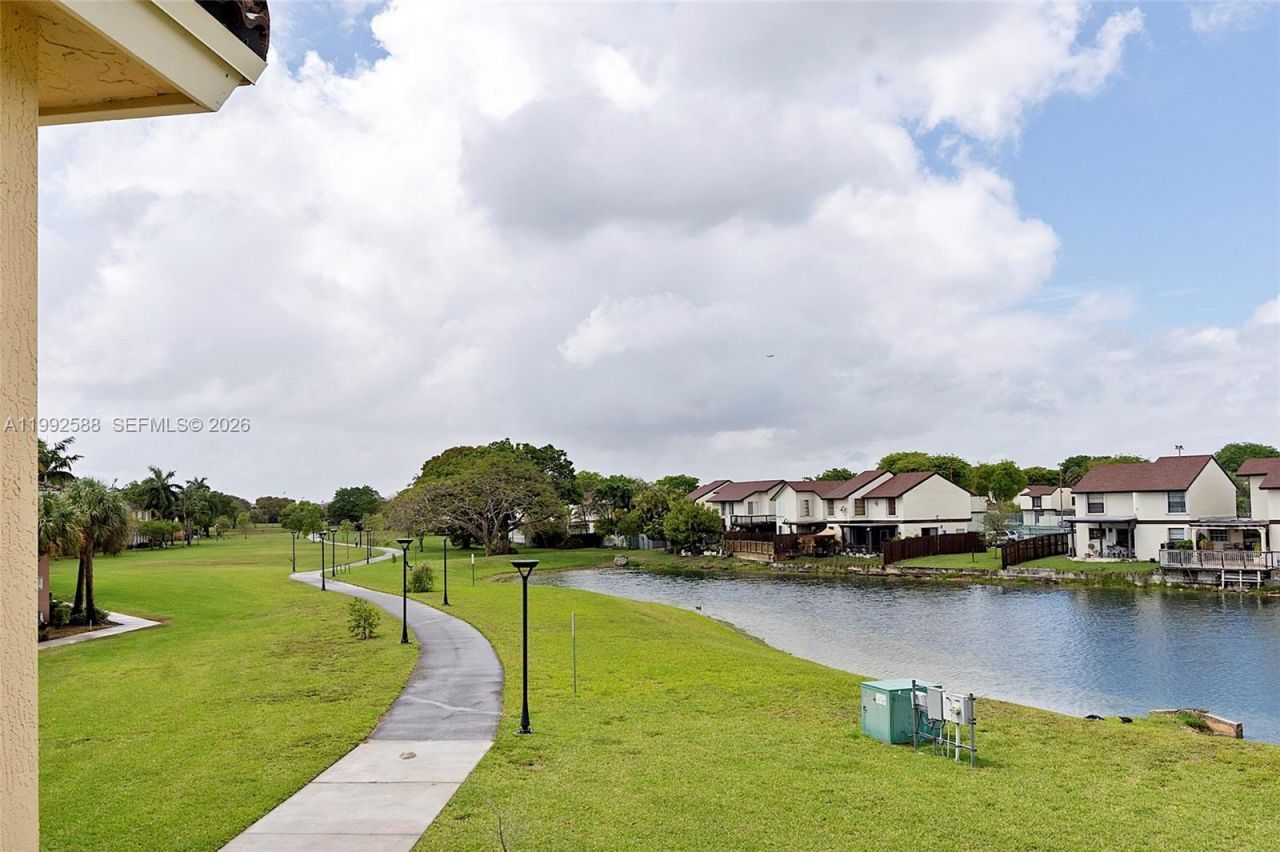 10012 NW 7th St, Unit 214, Miami, FL 33172 Photo