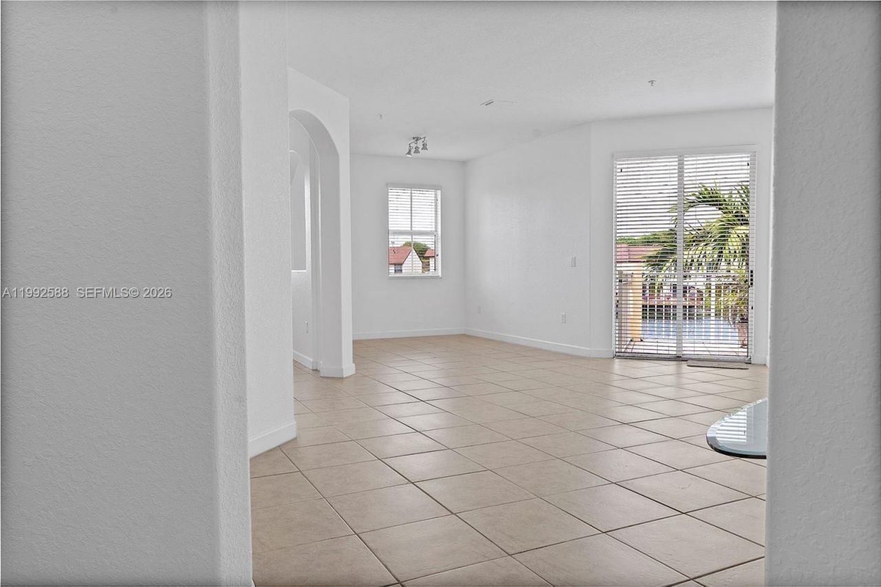 10012 NW 7th St, Unit 214, Miami, FL 33172 Photo
