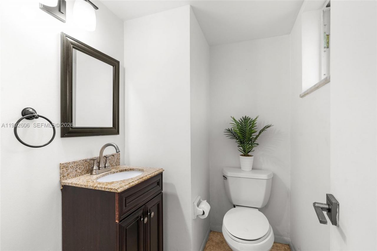 1170 NE 191st St , Unit 35, Miami, FL 33179 Photo