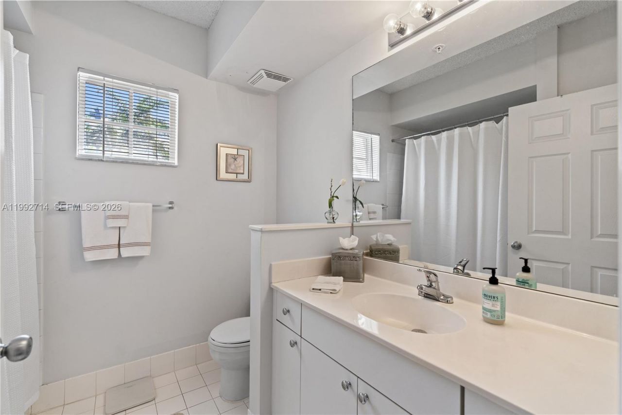 17100 N Bay Rd , Unit 1301, Sunny Isles Beach, FL 33160 Photo