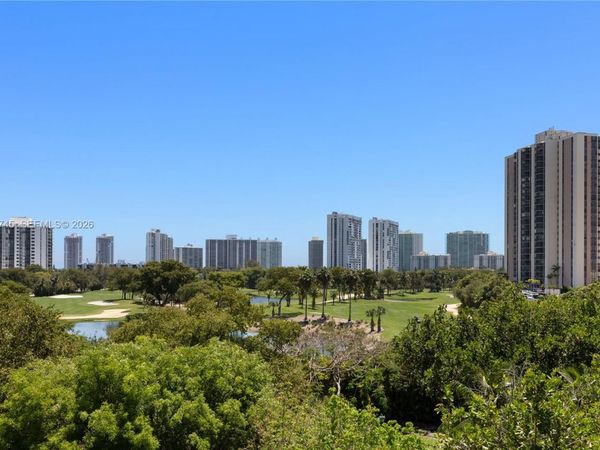 20400 W Country Club Dr, Unit 605, Aventura, FL 33180