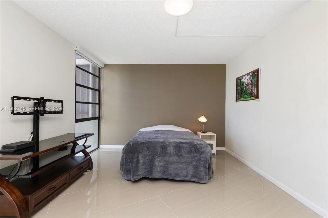 20400 W Country Club Dr, Unit 605, Aventura, FL 33180 Photo
