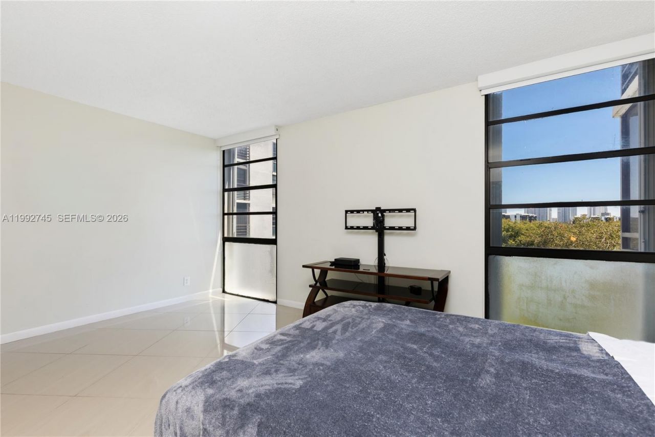 20400 W Country Club Dr, Unit 605, Aventura, FL 33180 Photo