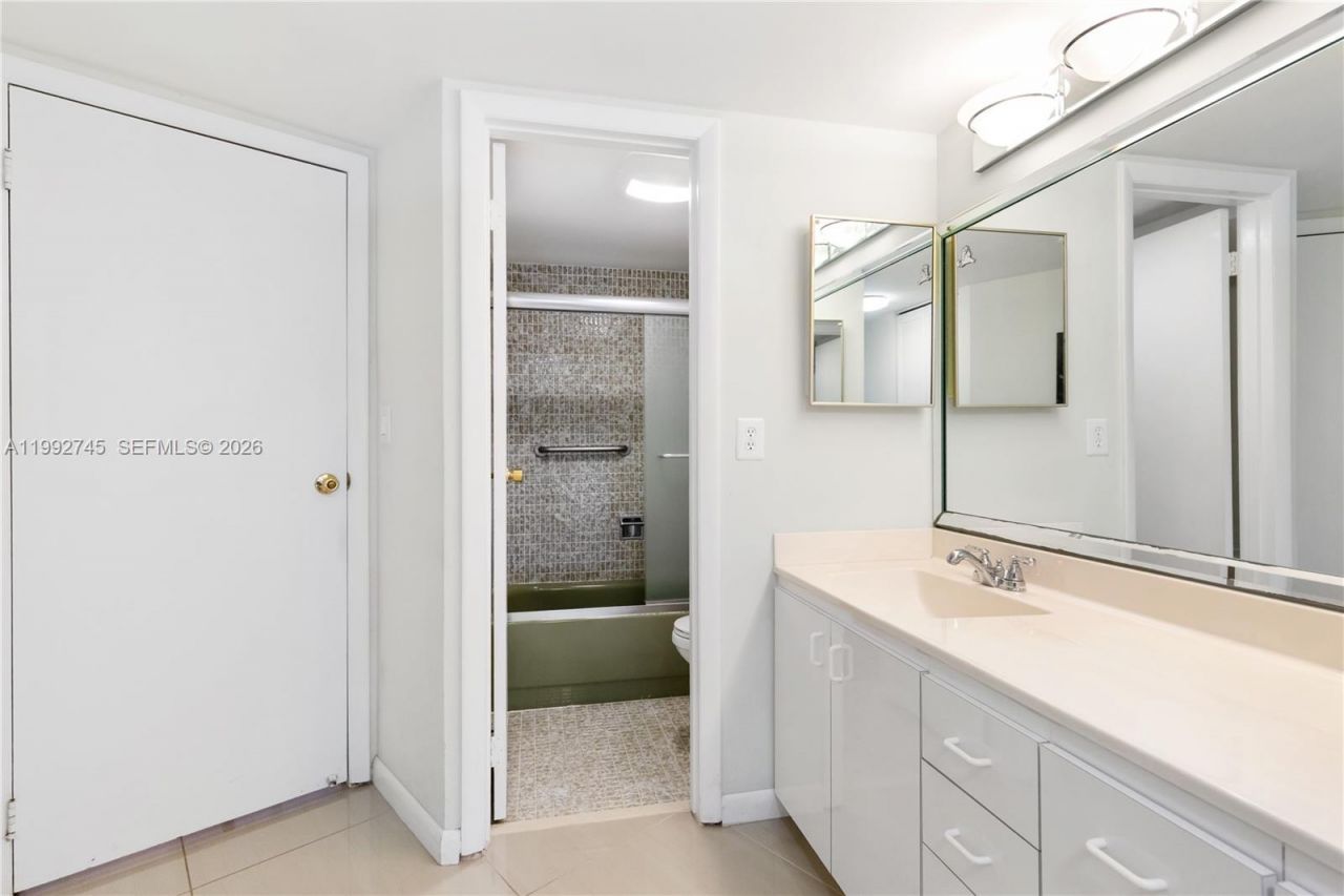 20400 W Country Club Dr, Unit 605, Aventura, FL 33180 Photo