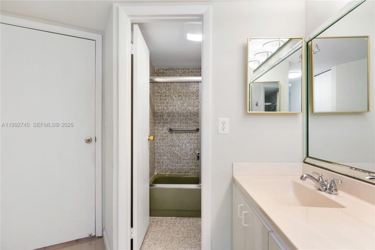 20400 W Country Club Dr, Unit 605, Aventura, FL 33180 Photo