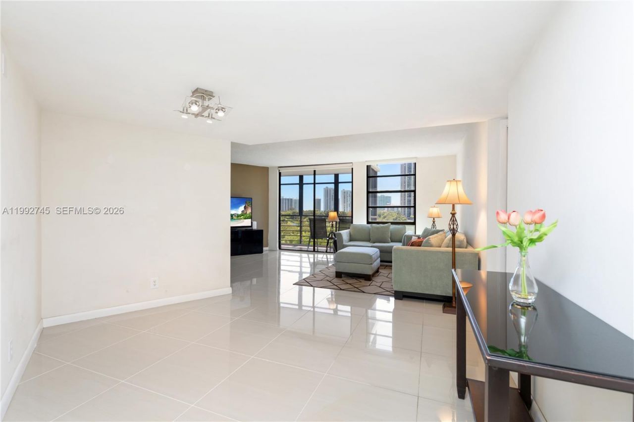 20400 W Country Club Dr, Unit 605, Aventura, FL 33180 Photo