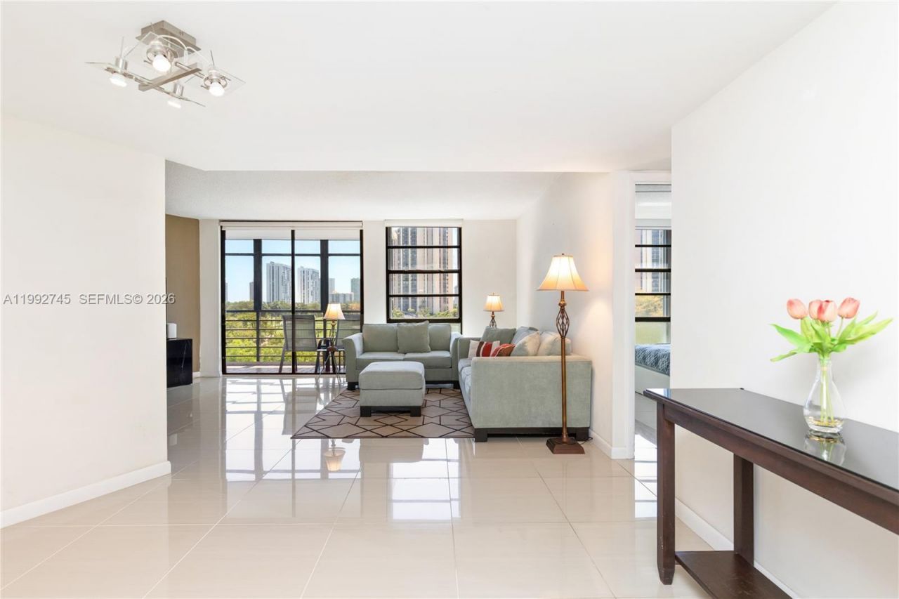 20400 W Country Club Dr, Unit 605, Aventura, FL 33180 Photo