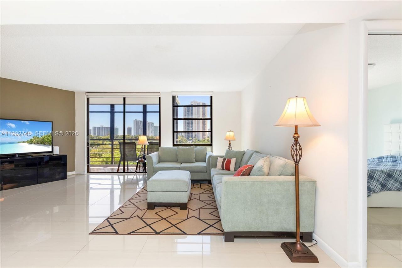 20400 W Country Club Dr, Unit 605, Aventura, FL 33180 Photo