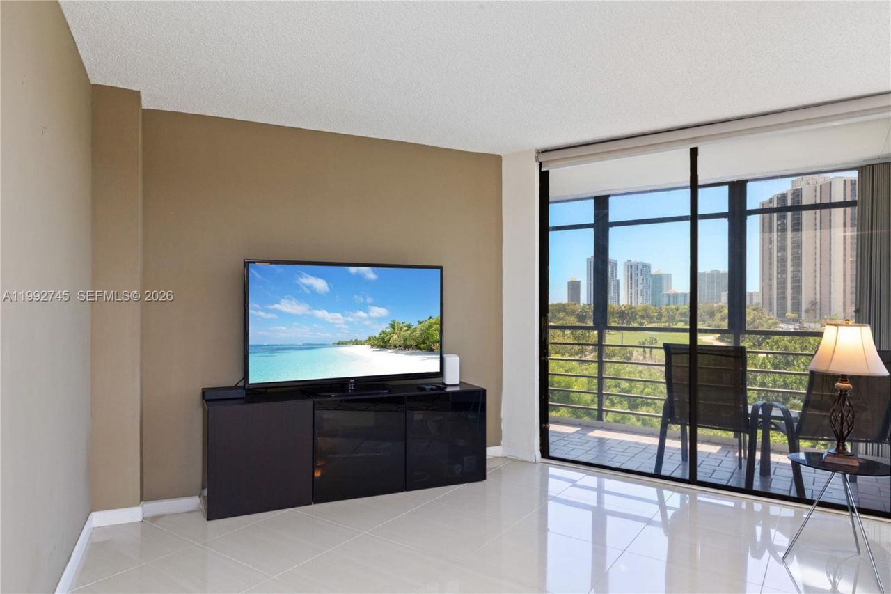 20400 W Country Club Dr, Unit 605, Aventura, FL 33180 Photo