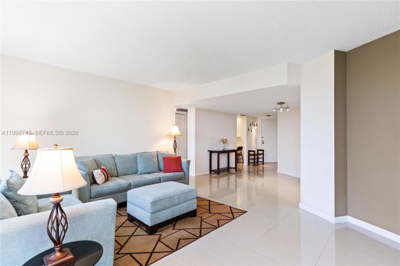 20400 W Country Club Dr, Unit 605, Aventura, FL 33180 Photo