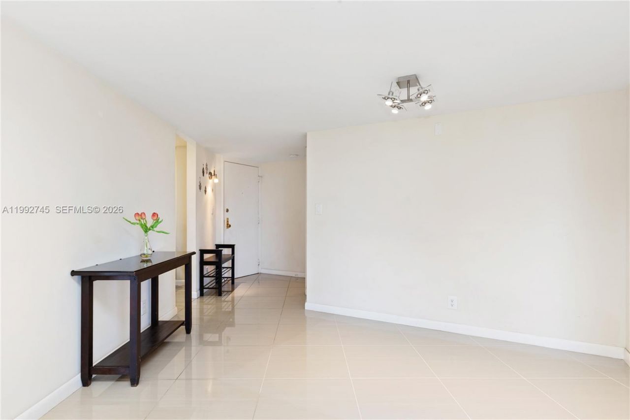 20400 W Country Club Dr, Unit 605, Aventura, FL 33180 Photo