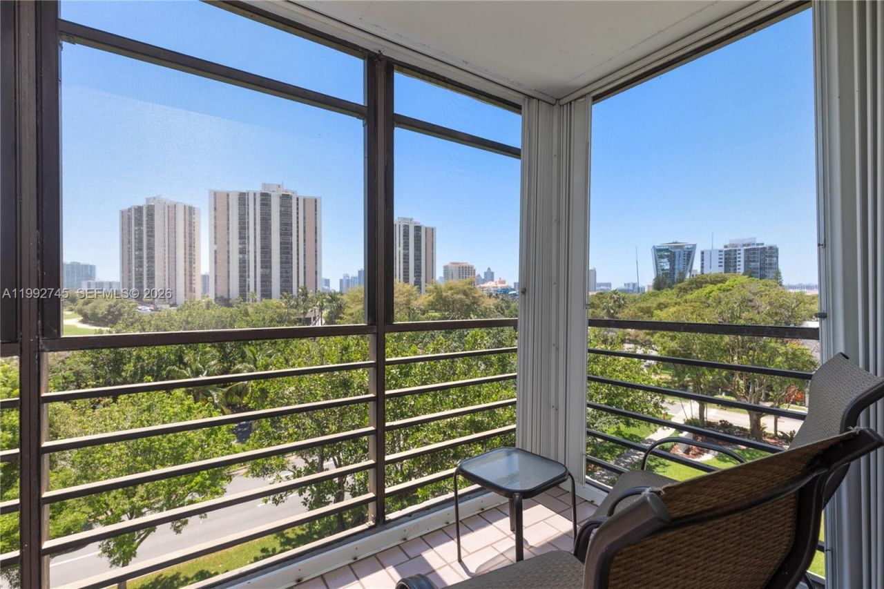 20400 W Country Club Dr, Unit 605, Aventura, FL 33180 Photo