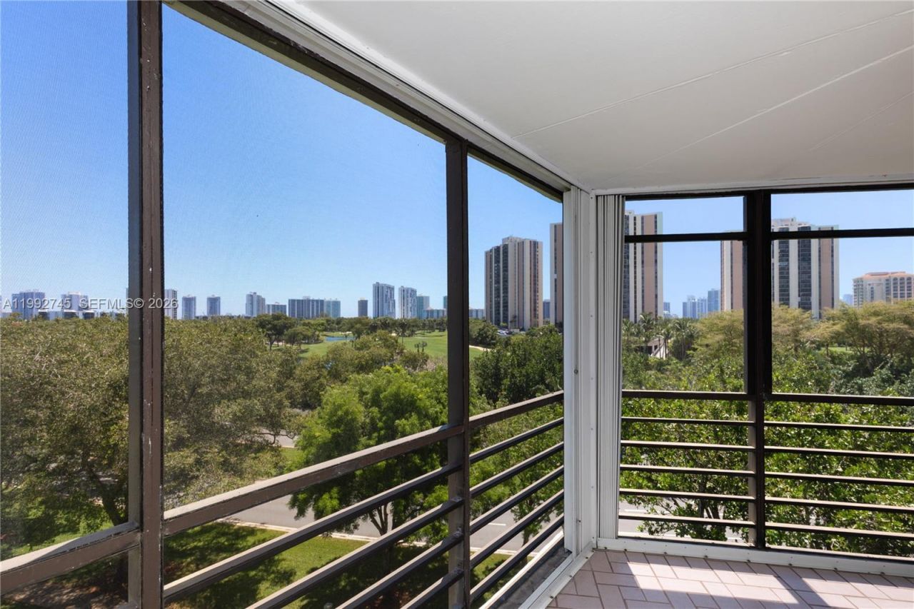 20400 W Country Club Dr, Unit 605, Aventura, FL 33180 Photo