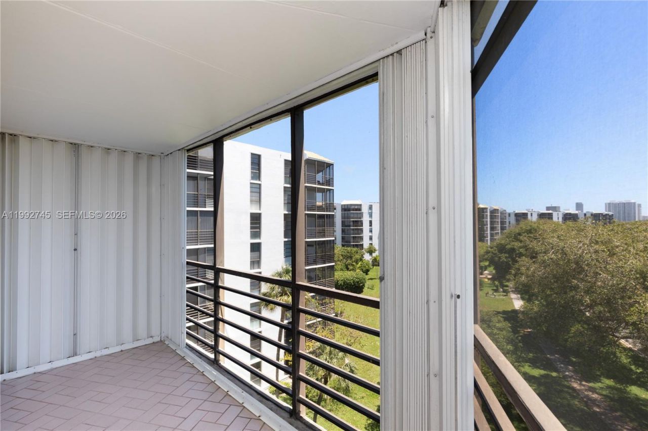 20400 W Country Club Dr, Unit 605, Aventura, FL 33180 Photo