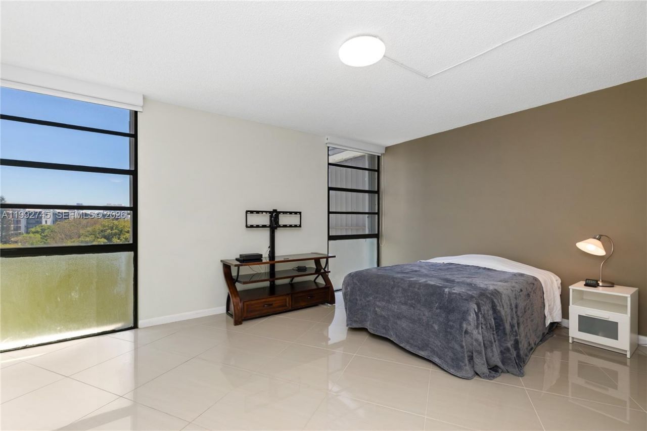 20400 W Country Club Dr, Unit 605, Aventura, FL 33180 Photo