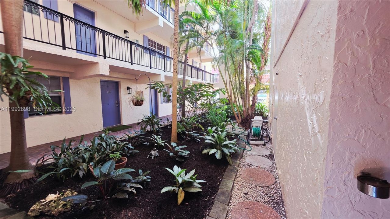 650 Tennis Club Dr, Unit 308, Fort Lauderdale, FL 33311 Photo