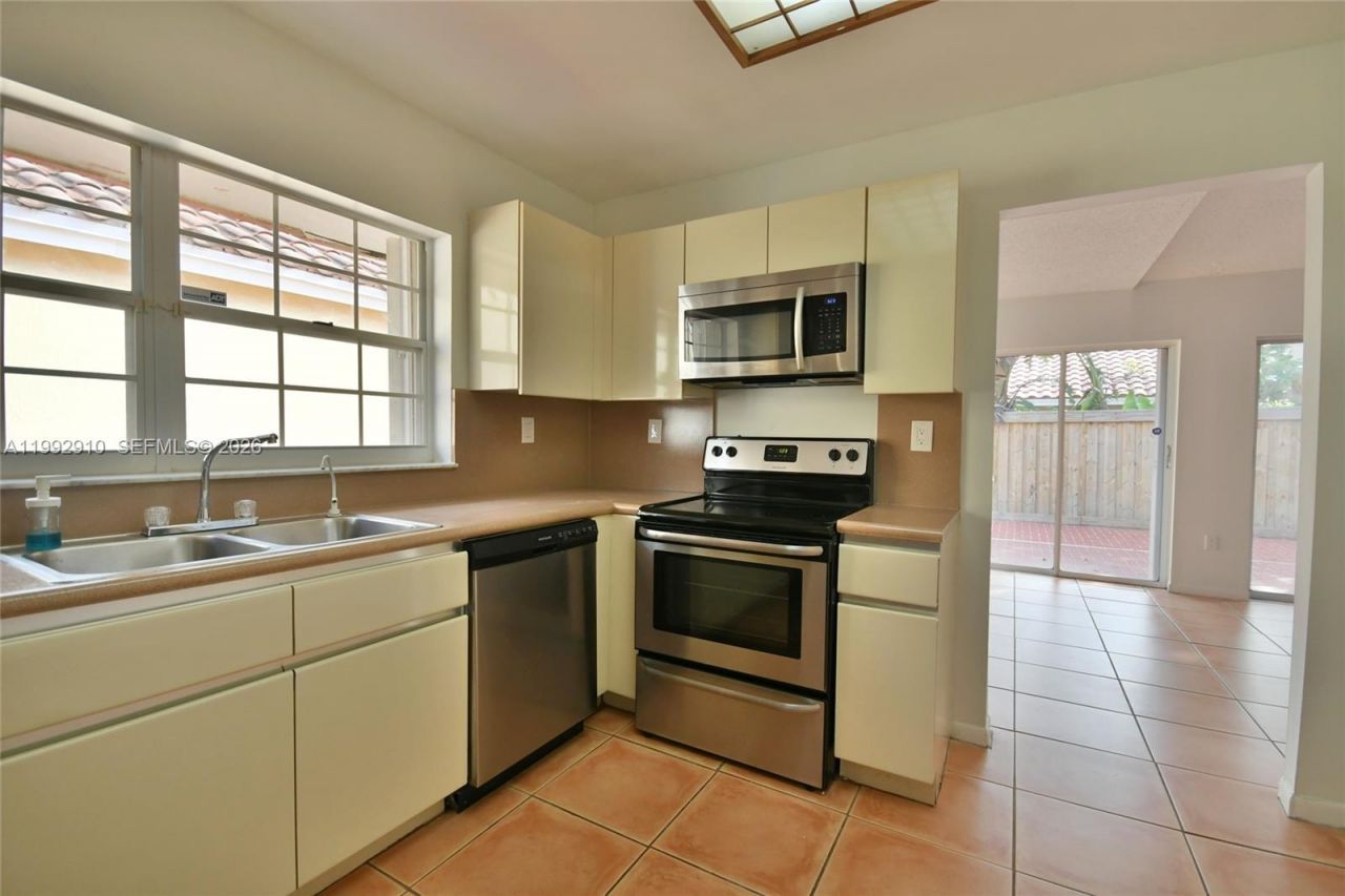 10380 NW 46th St , Doral, FL 33178 Photo