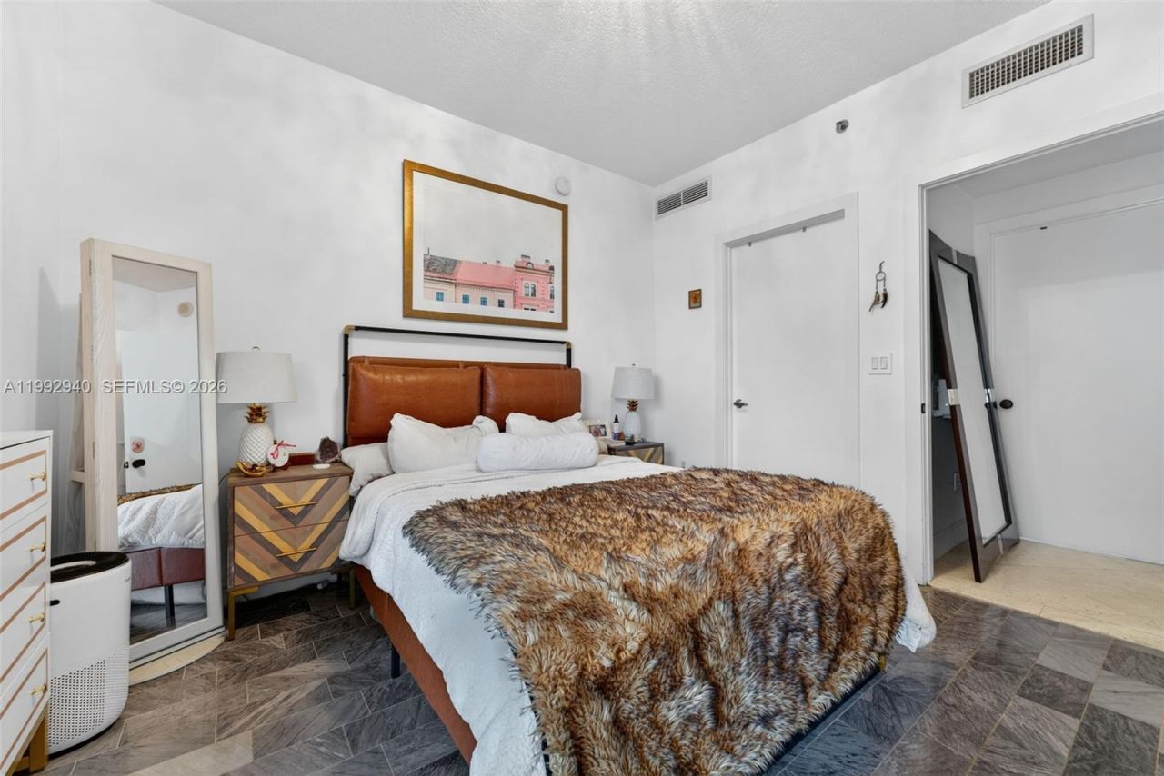 1050 Brickell Ave , Unit 2510, Miami, FL 33131 Photo