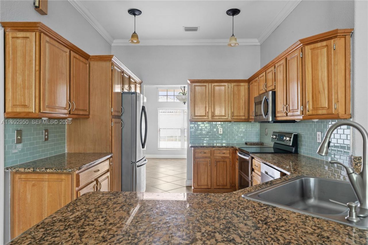 1154 NW 183rd Ter, Pembroke Pines, FL 33029 Photo