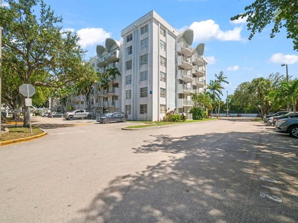 498 NW 165th St Rd , Unit D-201, Miami, FL 33169