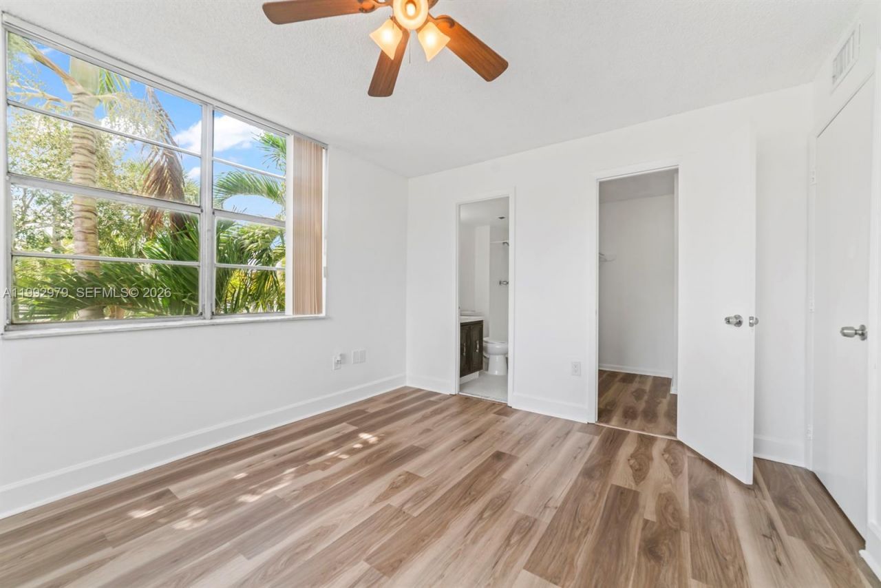 498 NW 165th St Rd , Unit D-201, Miami, FL 33169 Photo