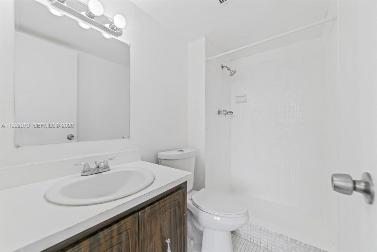 498 NW 165th St Rd , Unit D-201, Miami, FL 33169 Photo