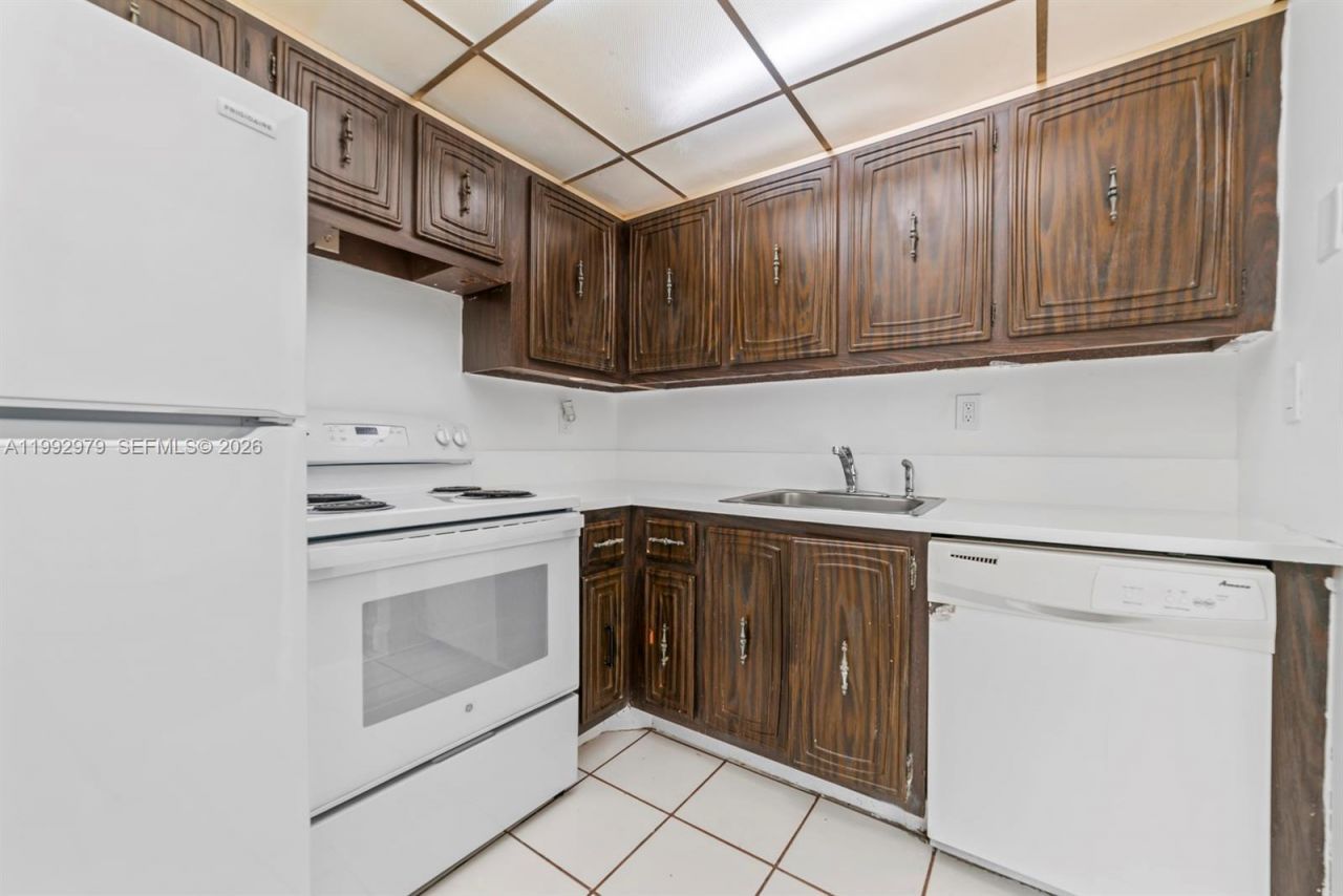 498 NW 165th St Rd , Unit D-201, Miami, FL 33169 Photo