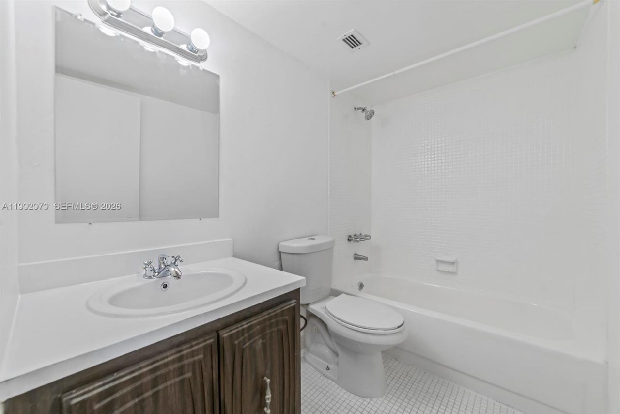 498 NW 165th St Rd , Unit D-201, Miami, FL 33169 Photo