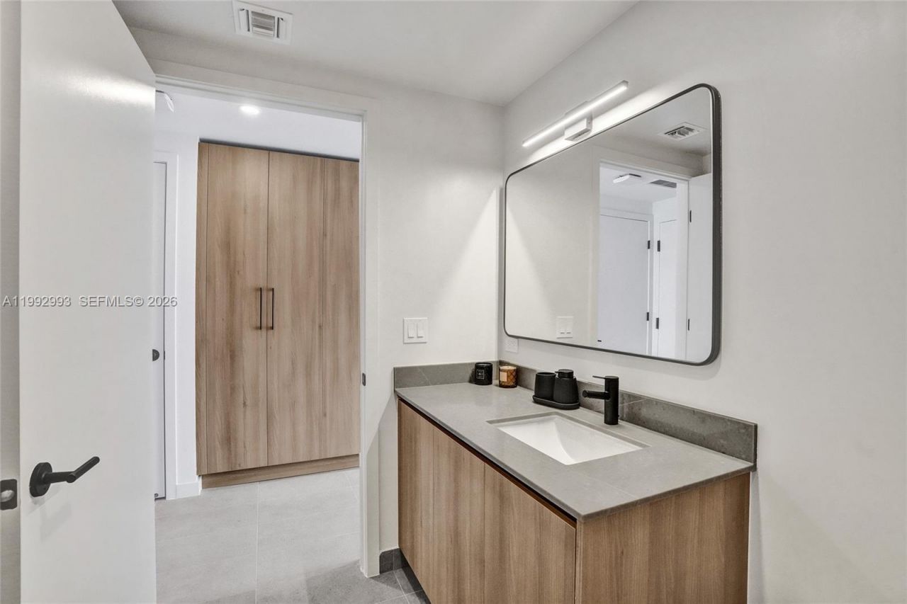 121 NE 5 , Unit 1404, Miami, FL 33132 Photo