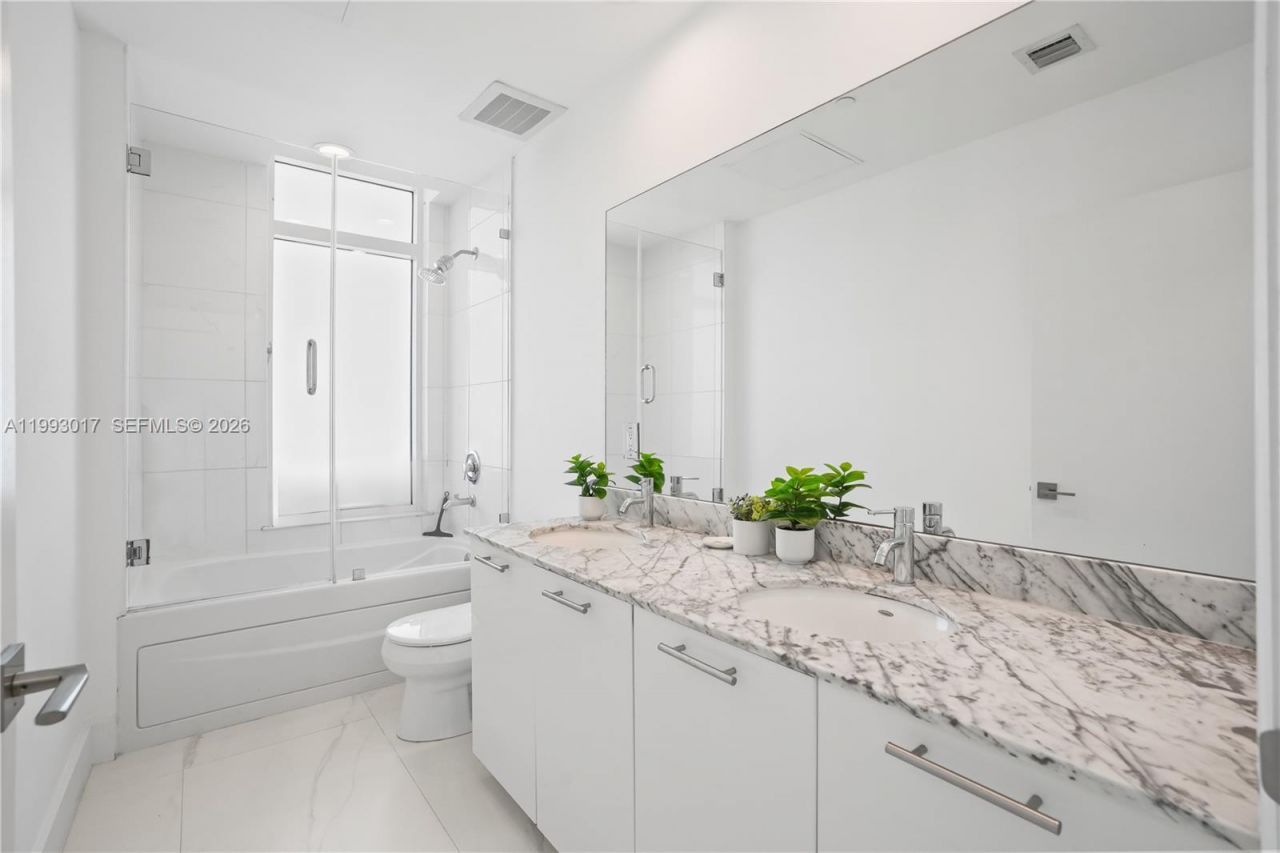 950 Brickell Bay Dr, Unit 4101, Miami, FL 33131 Photo