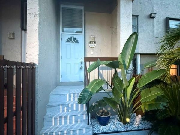 10000 NW 9th St Cir, Unit 11, Miami, FL 33172