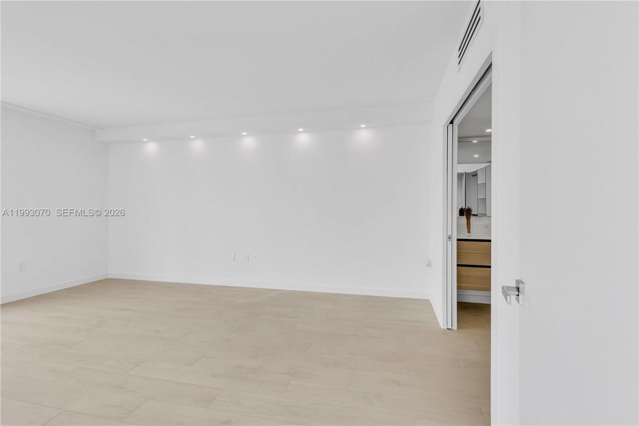 20100 W Country Club Dr , Unit 1008, Aventura, FL 33180 Photo