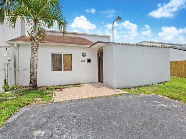 2211 SW 122nd Ct , Miami, FL 33175