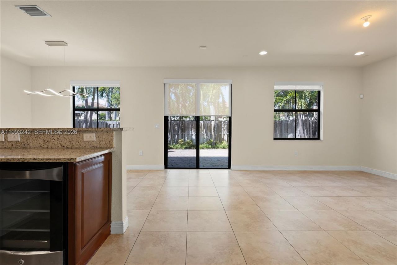 10021 NW 87th Ter, Doral, FL 33178 Photo