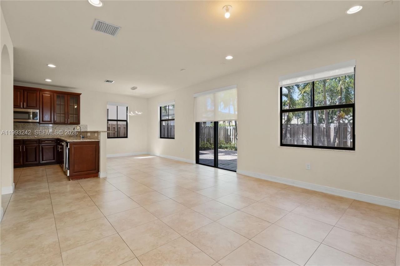 10021 NW 87th Ter, Doral, FL 33178 Photo