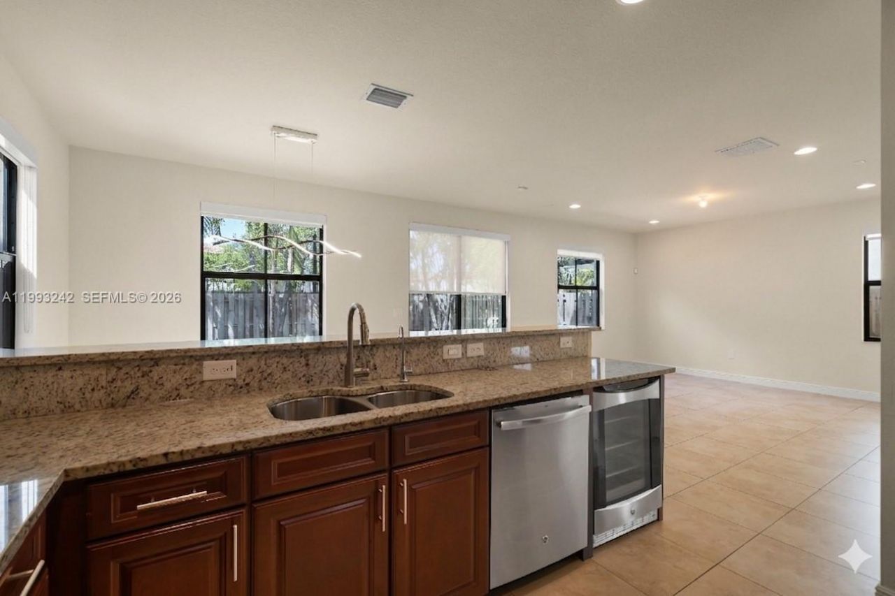 10021 NW 87th Ter, Doral, FL 33178 Photo