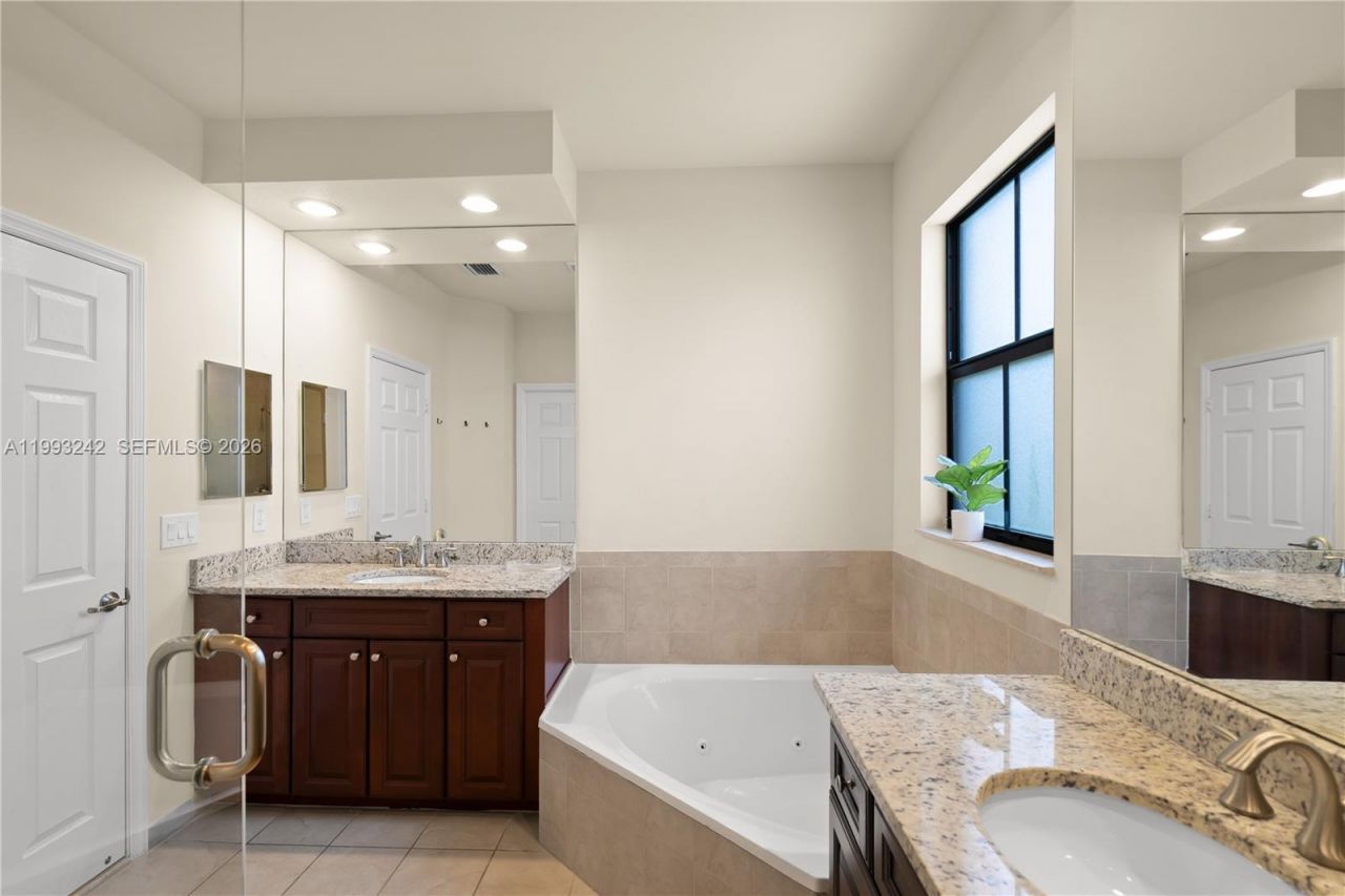 10021 NW 87th Ter, Doral, FL 33178 Photo