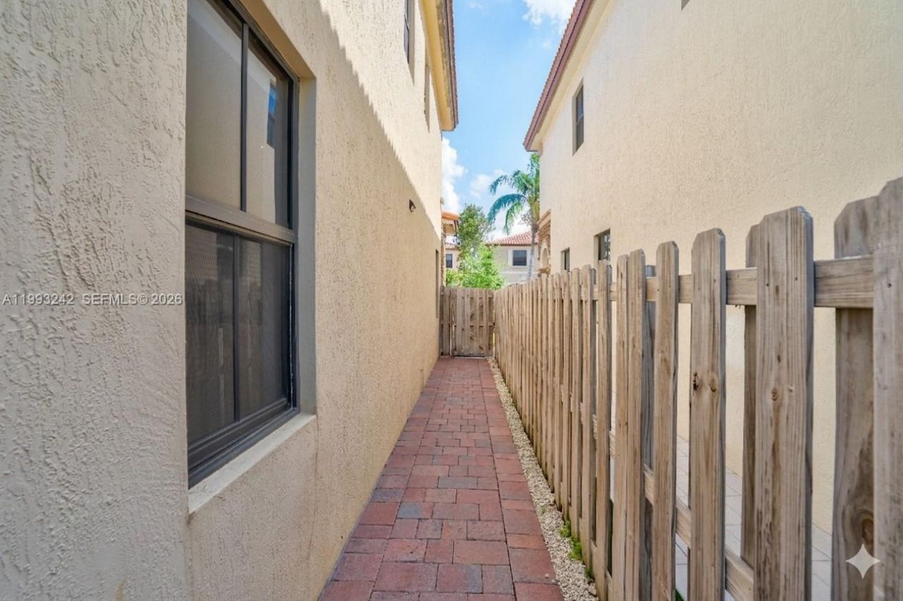 10021 NW 87th Ter, Doral, FL 33178 Photo